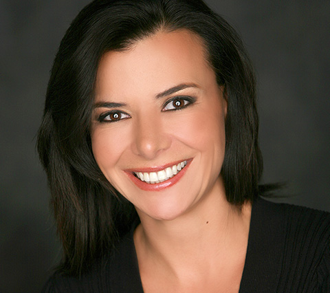 Dra. Alejandra Ortega, tu mejor cirujano plástico en Bogotá al alcance Mejor cirujano plástico en Bogotá, doctora sonriendo con carisma